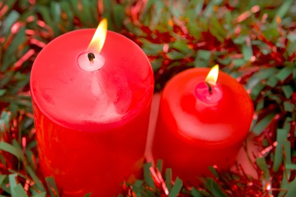 Velas rojas de Navidad encendidas —  Fotos de Stock