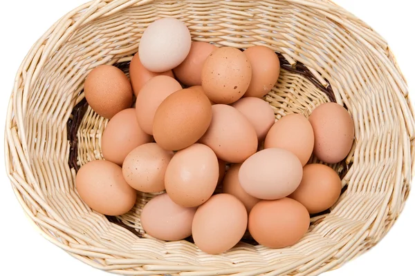 Cesta com muitos ovos de galinha — Fotografia de Stock