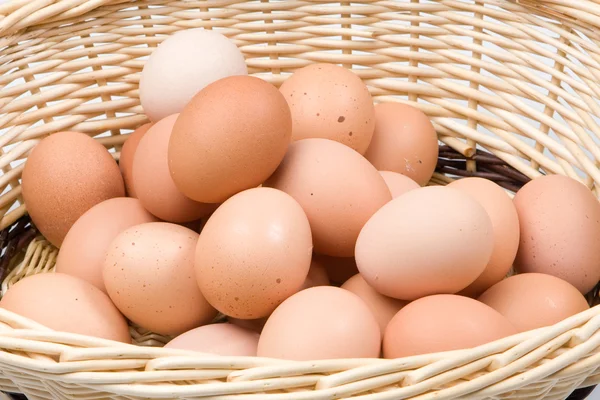 Cesta con un montón de huevos de gallina —  Fotos de Stock