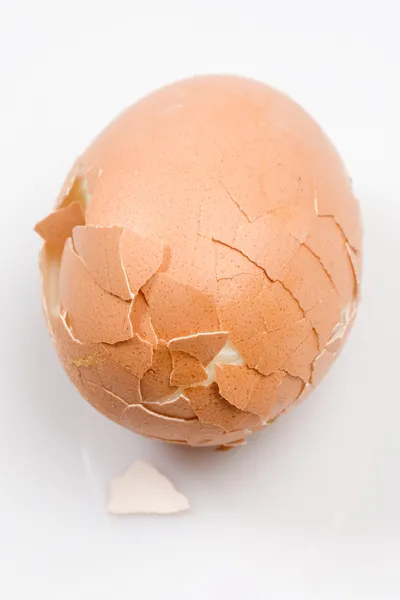 Foto de um ovo cozido quebrado — Fotografia de Stock