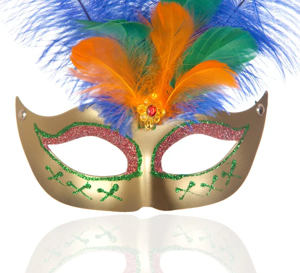 Bela máscara de carnaval dourado com penas — Fotografia de Stock