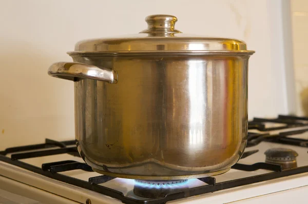 Photo of a pot on the flames of kitchen — Stock Photo, Image