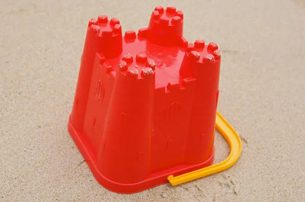 Cubo de la playa en la arena —  Fotos de Stock