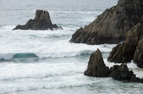 Mar con olas y rocas —  Fotos de Stock