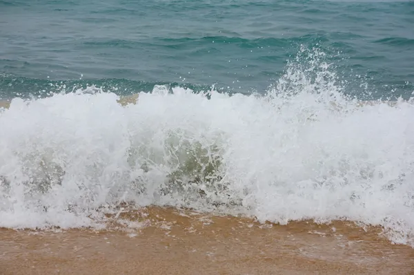Хвилі, що ламаються на березі — стокове фото