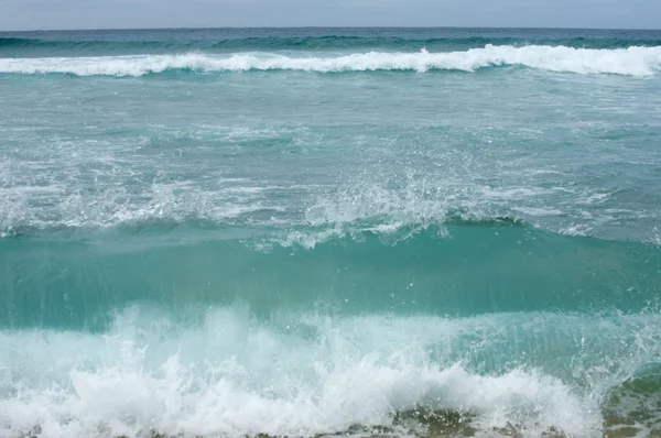 Waves breaking on shore — Stock Photo, Image