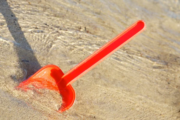 Пляжные игрушки на песке — стоковое фото