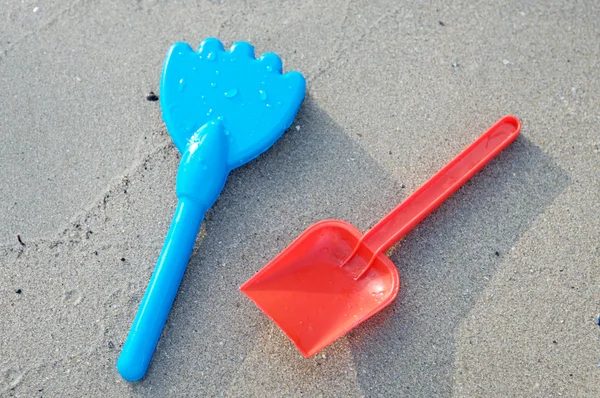 Juguetes de playa en la arena — Foto de Stock