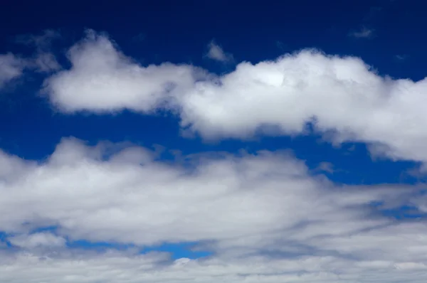 Céu azul com nuvens brancas — Fotografia de Stock