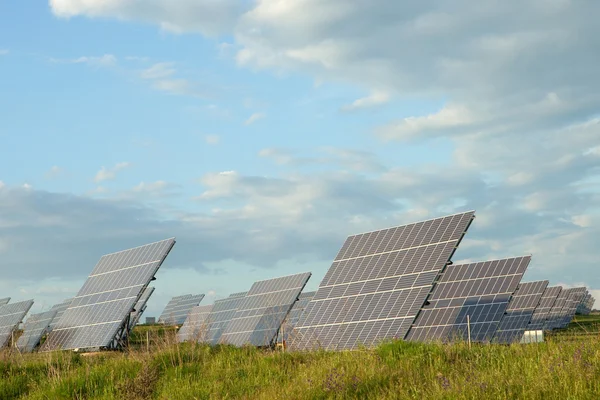 Panneaux solaires collectant la lumière du soleil — Photo