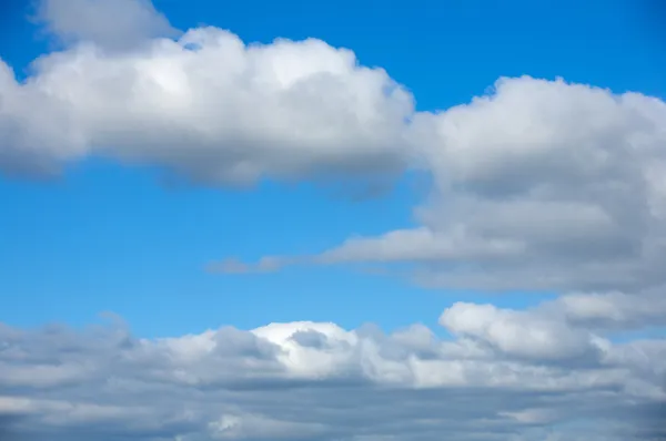 Білі хмари і блакитне небо — стокове фото