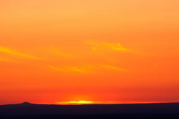 Schöner orangefarbener Sonnenuntergang — Stockfoto