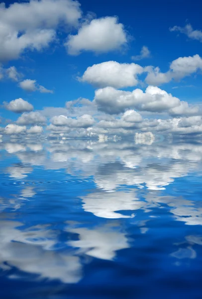 Cielo azul reflejado —  Fotos de Stock