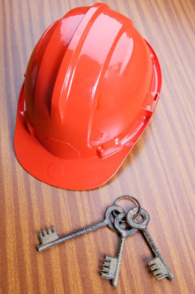 Work helmet and keys — Stock Photo, Image
