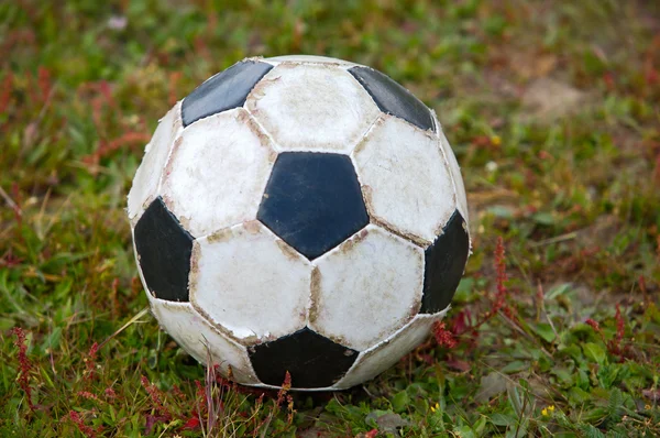 Starý fotbalový míč — Stock fotografie