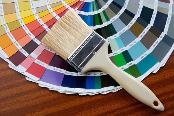 Pensel med kort av färger — Stockfoto