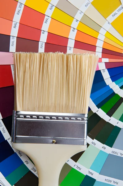 Paintbrush with card of colors — Φωτογραφία Αρχείου