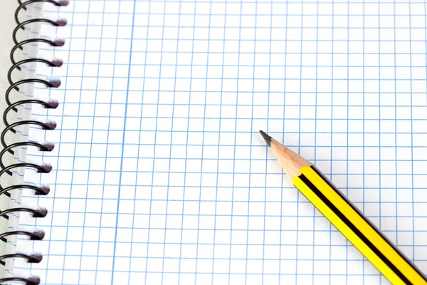 Scherp potlood op een spiraal notebook — Stockfoto