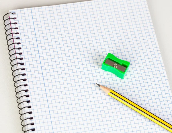 Keskin kalem ve kalemtıraş — Stok fotoğraf