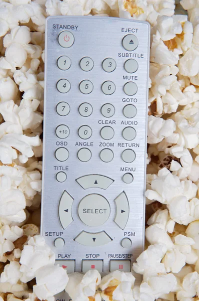 Popcorn a dálkového ovládání — Stock fotografie