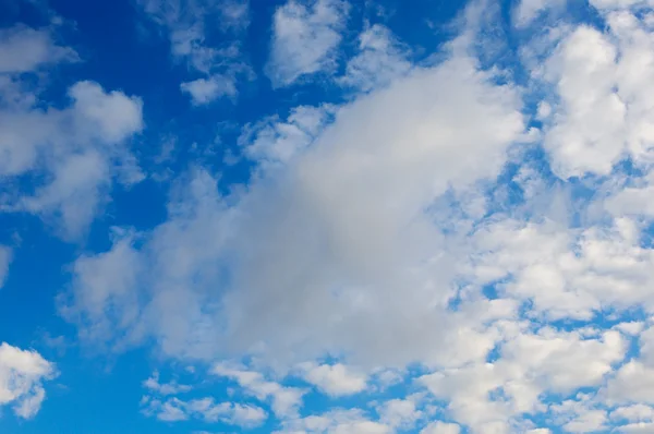 Bílé mraky a modrá obloha — Stock fotografie