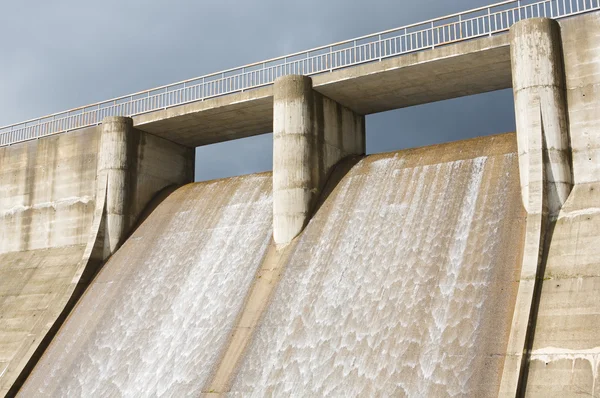 Água da barragem para gerar energia — Fotografia de Stock