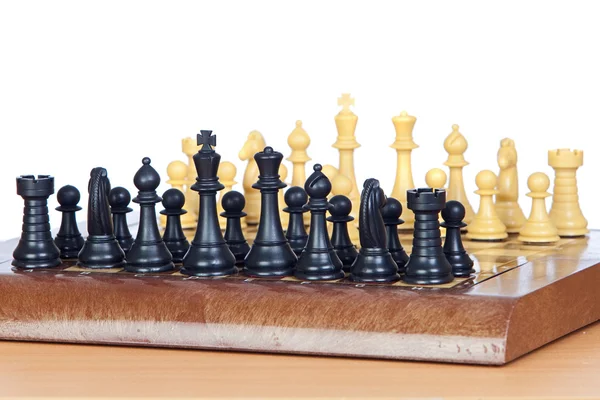 Schackspel med alla bitar i styrelsen — Stockfoto