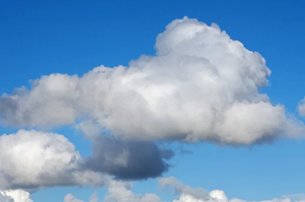Mooie hemel met veel wolken — Stockfoto