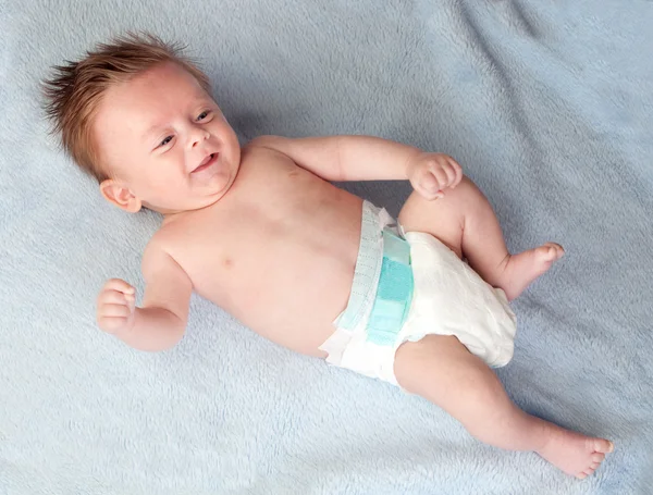 Schönes blondes Baby lächelnd lizenzfreie Stockbilder