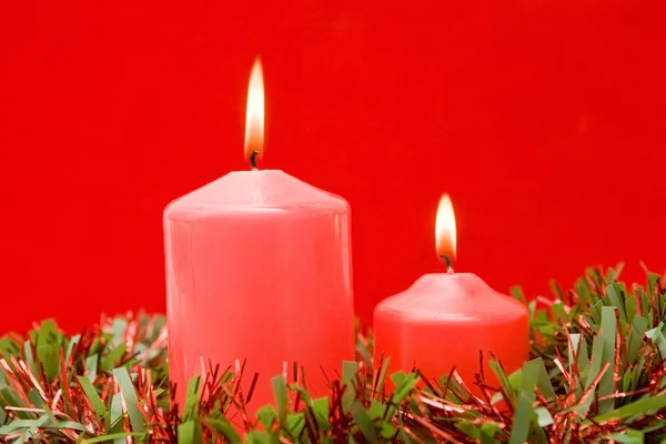 クリスマスの赤いキャンドル点灯 — ストック写真
