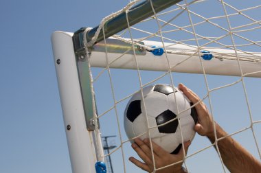 Futbol topu kale ağında.