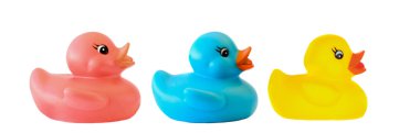 Üç ördek oyuncak farklı renklerde