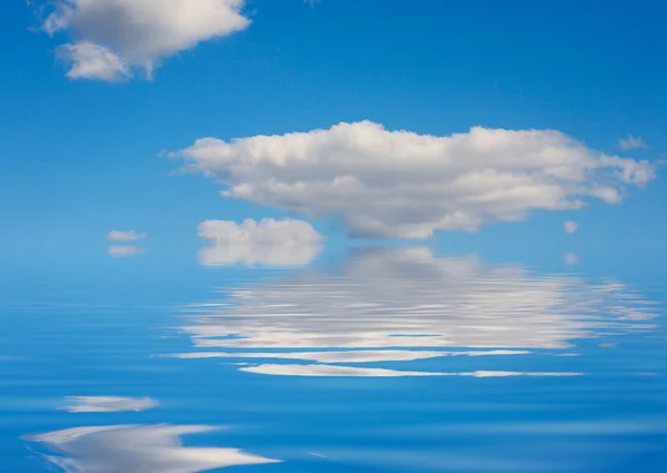 Kék ég tükröződik — Stock Fotó