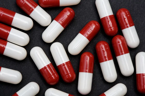 Píldoras rojas y blancas —  Fotos de Stock