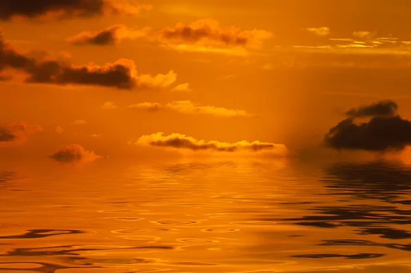 Céu laranja refletido — Fotografia de Stock