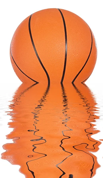 反映在水中的篮球 — 图库照片