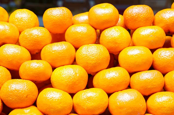 Orangen stapelten sich — Stockfoto