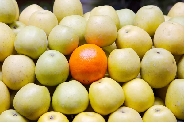 Halmozott Alma fikarcnyi egy narancs — Stock Fotó