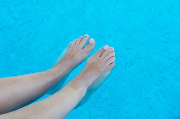 Fötter uppfriskande i poolen — Stockfoto