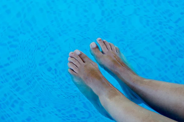 Fötter uppfriskande i poolen — Stockfoto