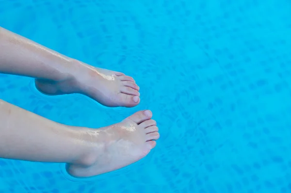 Füße erfrischend im Schwimmbad — Stockfoto