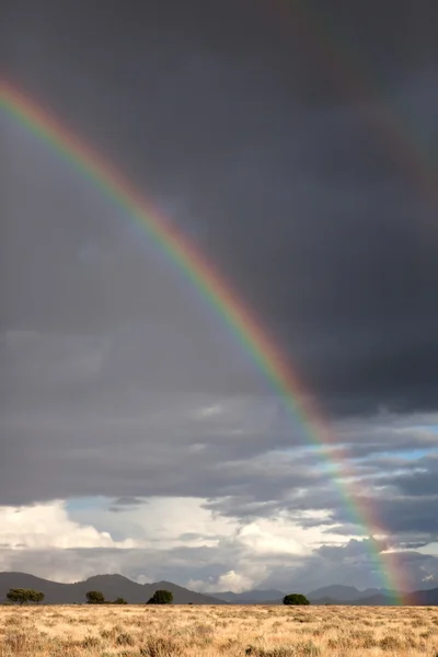 Dunkler Himmel mit einem Regenbogen — Stockfoto