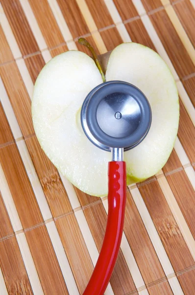 Estetoscópio e maçã — Fotografia de Stock