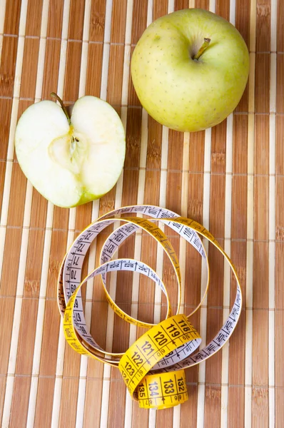 Elma ölçmek için bant ile — Stok fotoğraf