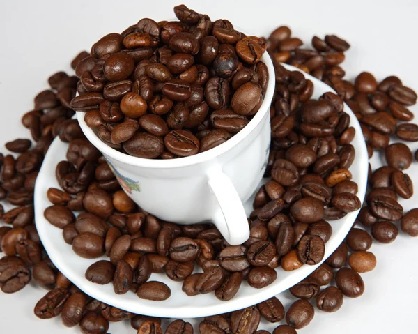 Granos de café en una taza —  Fotos de Stock