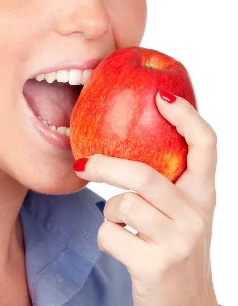 Bonita chica boca mordiendo una manzana — Foto de Stock