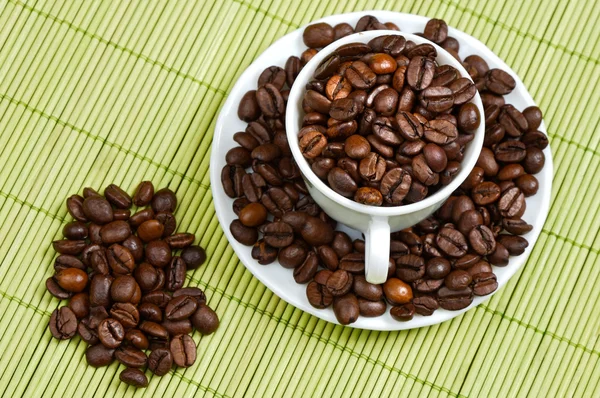 Grains de café dans une tasse — Photo