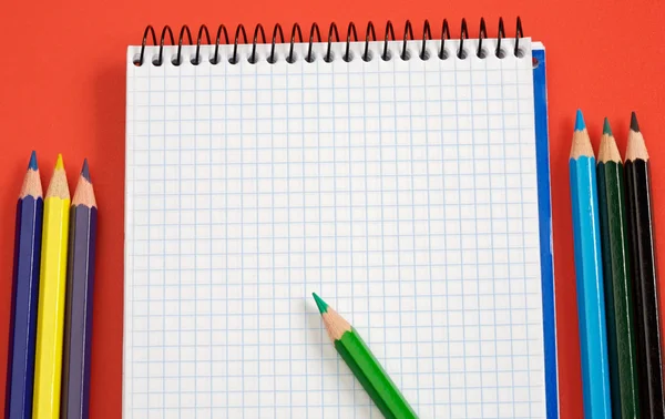 Lápices y cuaderno — Foto de Stock