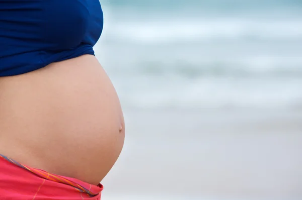 Embarazada con fondo marino — Foto de Stock