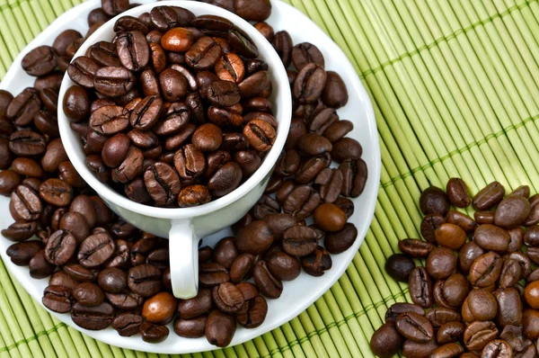 Kaffeebohnen in einer Tasse — Stockfoto